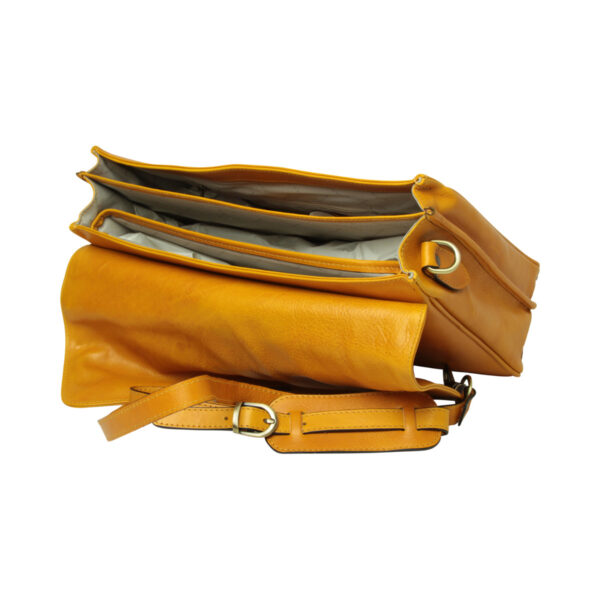 Cartella in pelle di vitello con tracolla. Giallo ocra - immagine 6