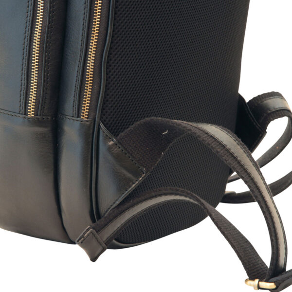Zaino in pelle con tasca con zip frontale. Nero - immagine 4
