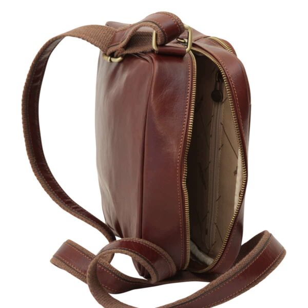 Messenger in pelle con chiusura a zip (Piccola). Marrone - immagine 4