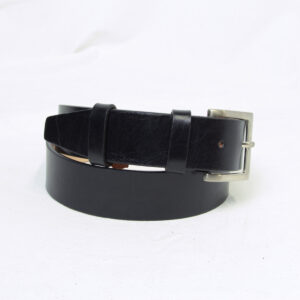 Cintura in pelle piatta. Nero