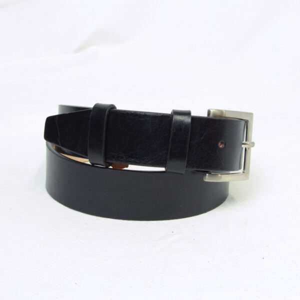 Cintura in pelle piatta. Nero